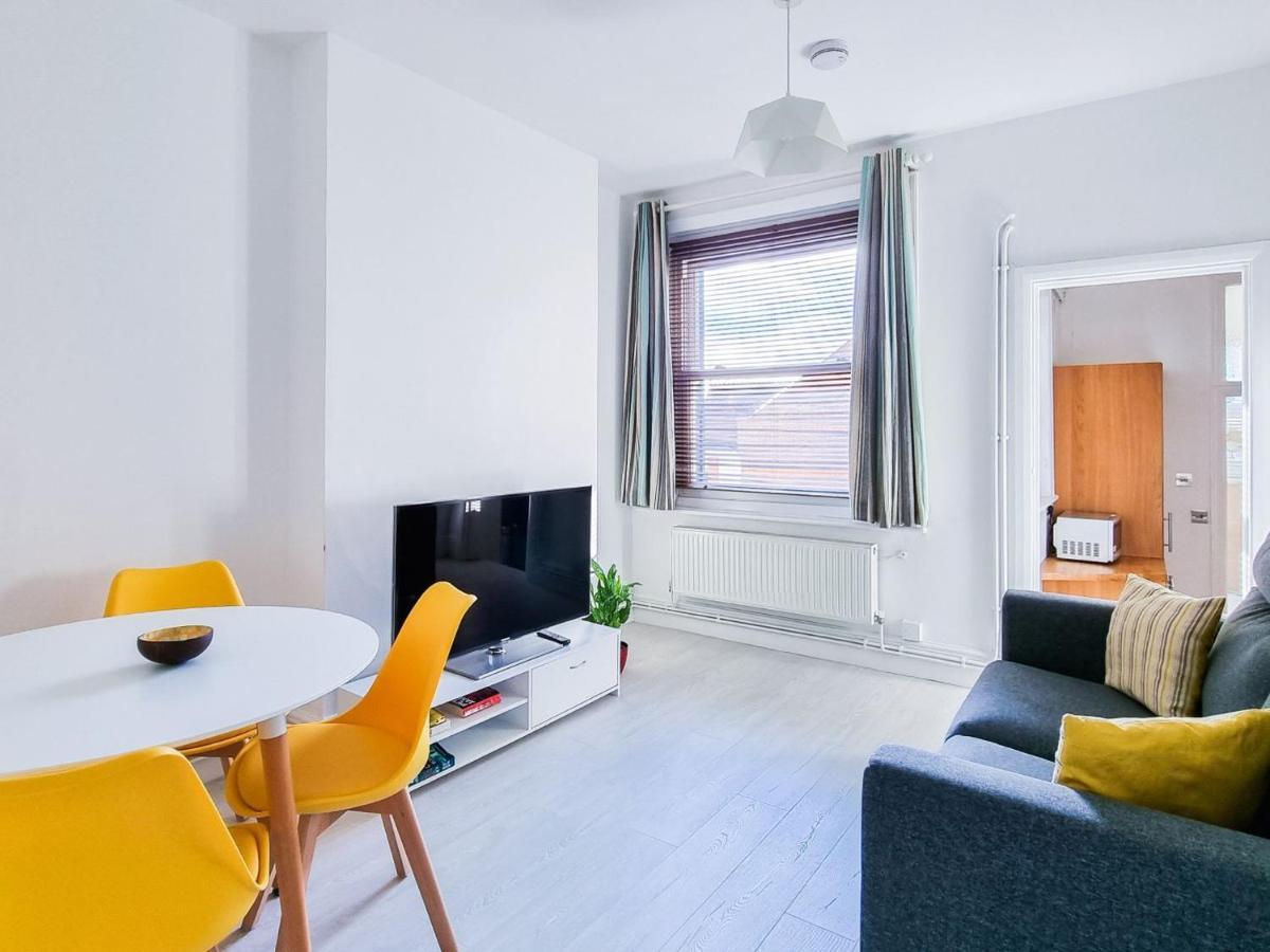 Апартаменты Pass The Keys Wimbledon Hideaway Лондон Экстерьер фото